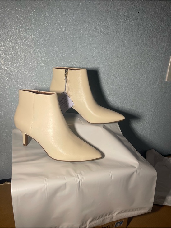 Arrowsoles Shoes - Pointed Cream Ankle Booties with Side Zip